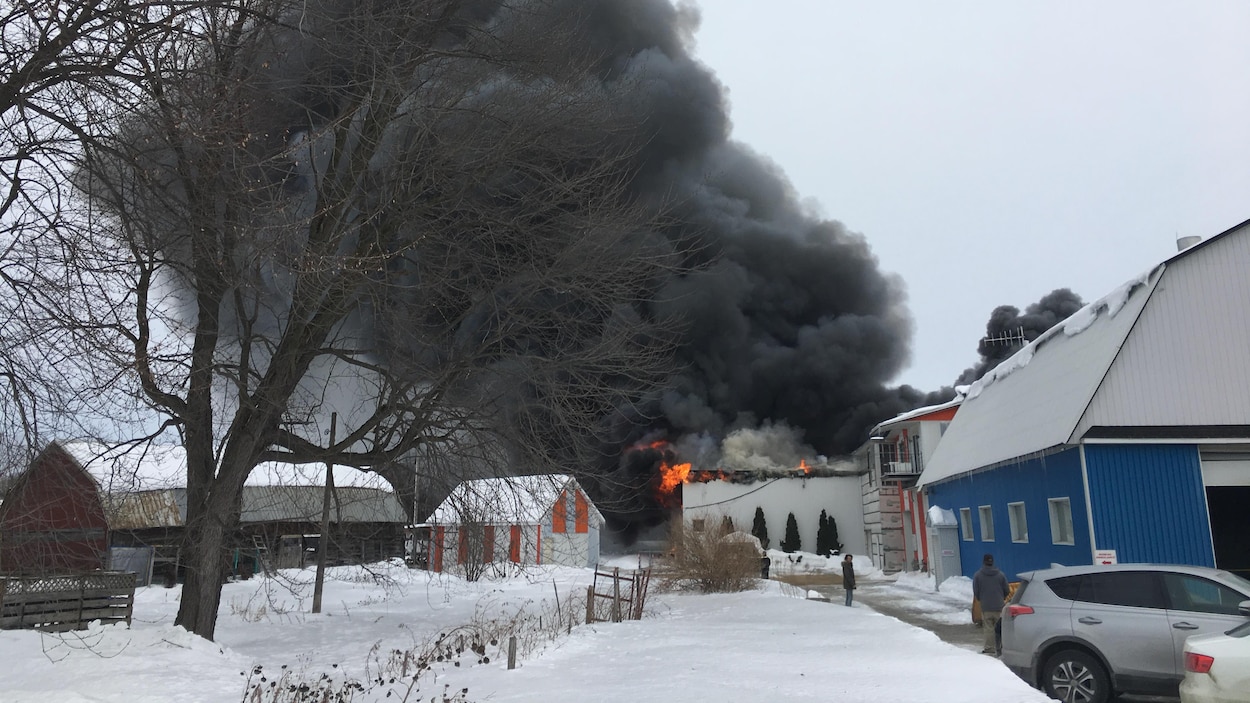 Le bâtiment incendié abrite plusieurs commerces. Le bâtiment incendié abrite plusieurs commerces.