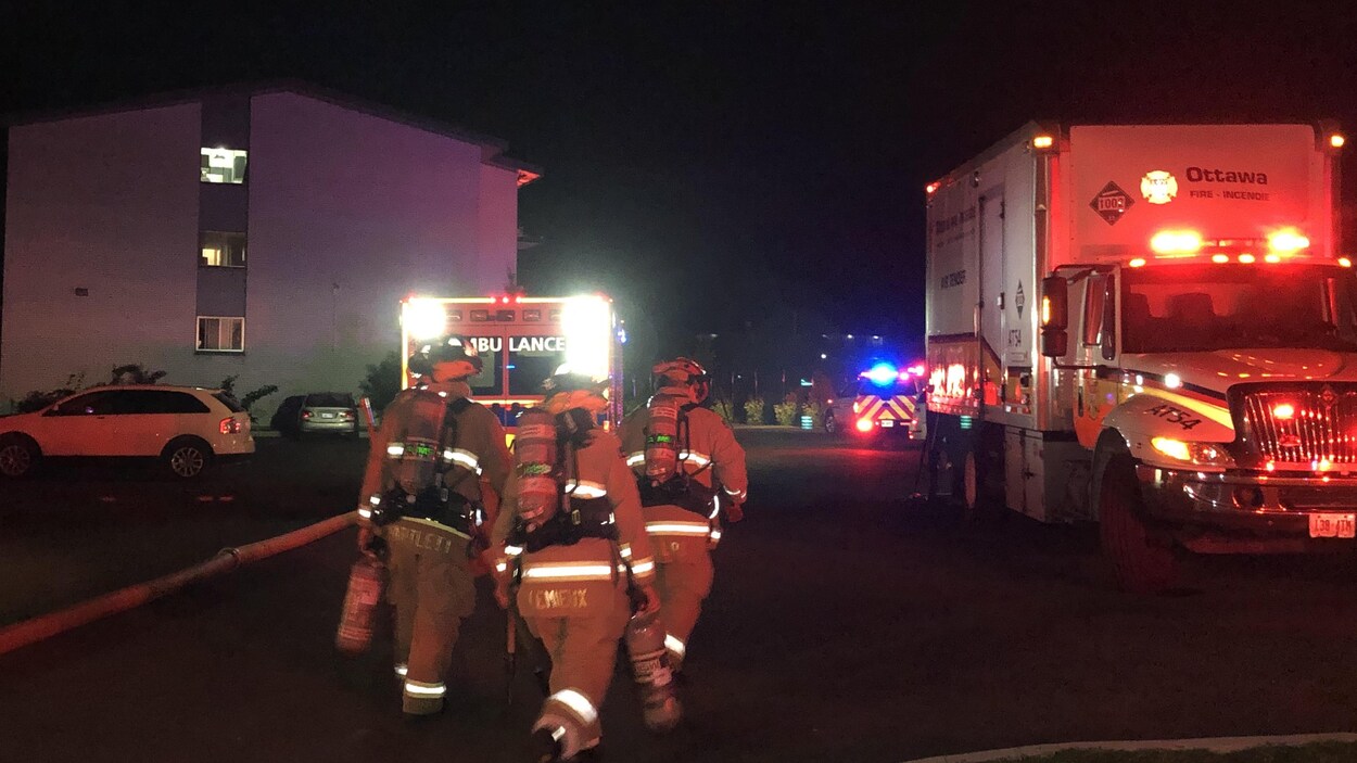 Des pompiers avec des bonbonnes.