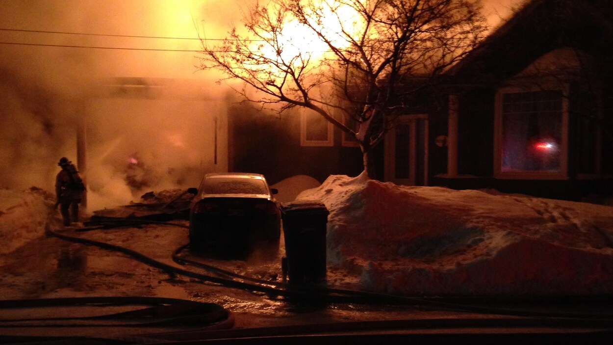 Des pompiers combattent un incendie. Des pompiers combattent un incendie.