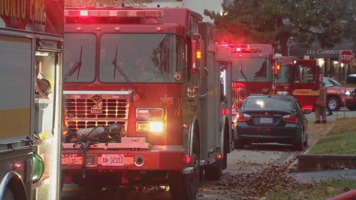 Des camions de pompiers dans une rue résidentielle.