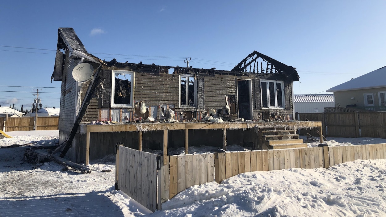 Une maison ravagée après un incendie.