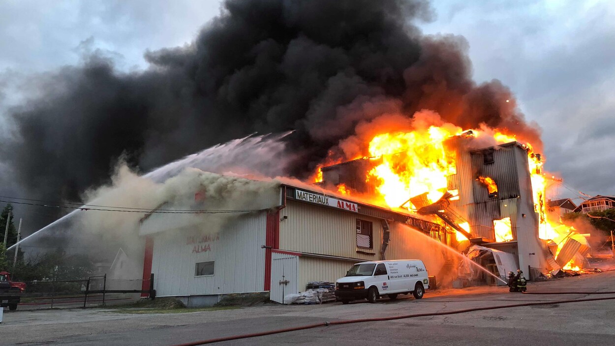 Édifice incendié au centre-ville d'Alma Édifice incendié au centre-ville d'Alma