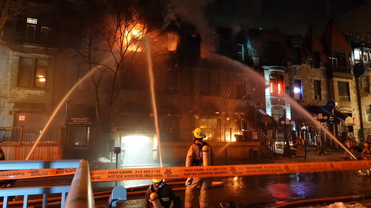 Incendie Majeur Dans Le Centre Ville De Montréal Ici Radio Canada Ca