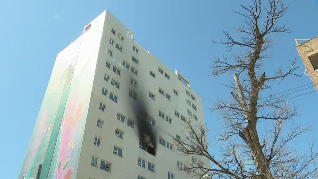 Une personne retrouvée morte à la suite d’un incendie dans un gratte-ciel à Winnipeg