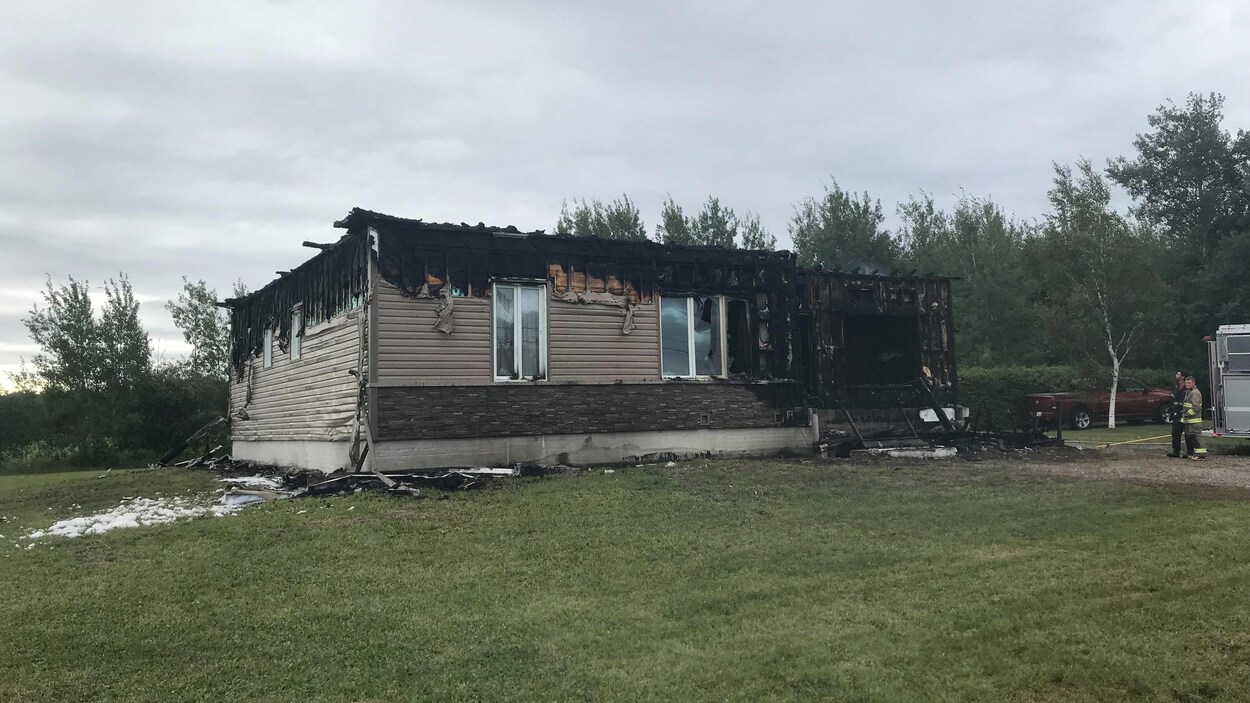 Une maison incendiée.