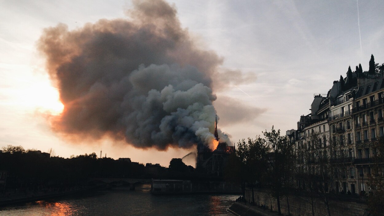 Un nuage de fumée à Paris
