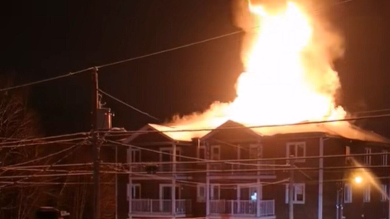 Un spectaculaire incendie détruit un édifice à logements d’Odanak