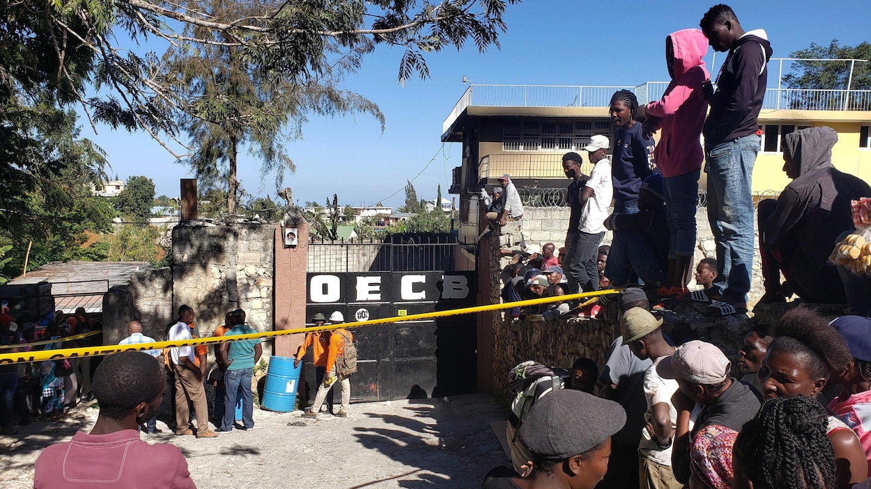 Des gens se sont rassemblés devant les portes de l'orphelinat incendié.