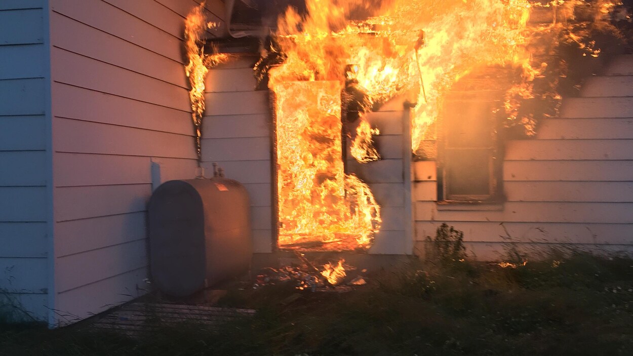 Les pompiers ont été avertis vers 5h30, dans la nuit de lundi à mardi qu'une maison était en flammes