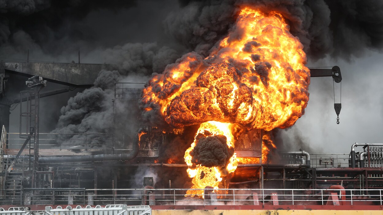 Boule de feu sur le pont d'un bateau