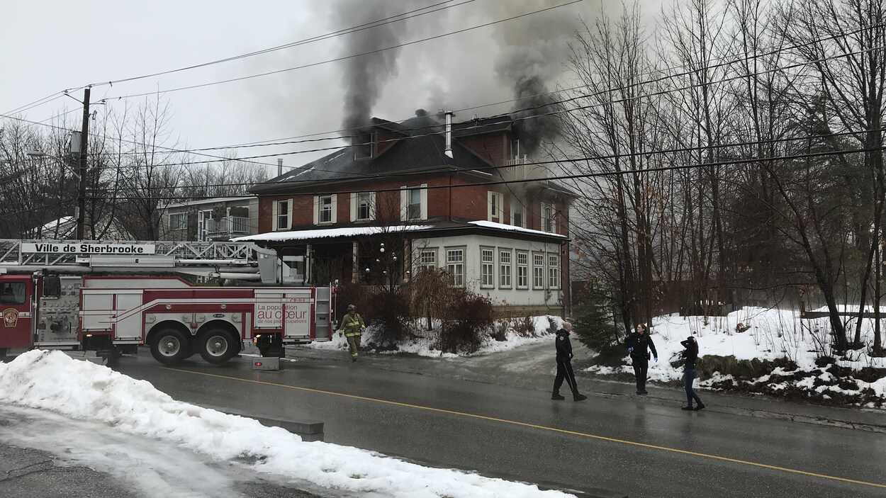Un incendie a éclaté dans cette résidence de la rue Prospect à Sherbrooke. Un incendie a éclaté dans cette résidence de la rue Prospect à Sherbrooke.