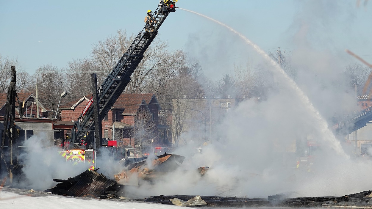 Incendie « d’origine suspecte » dans une bâtisse inoccupée à Saint-Lambert