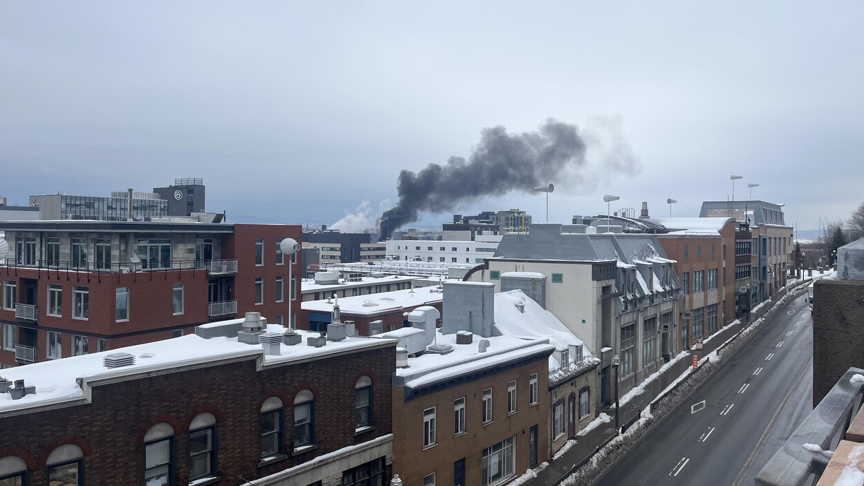 Incendie de débris de construction : imposant panache de fumée aperçu dans Saint-Roch