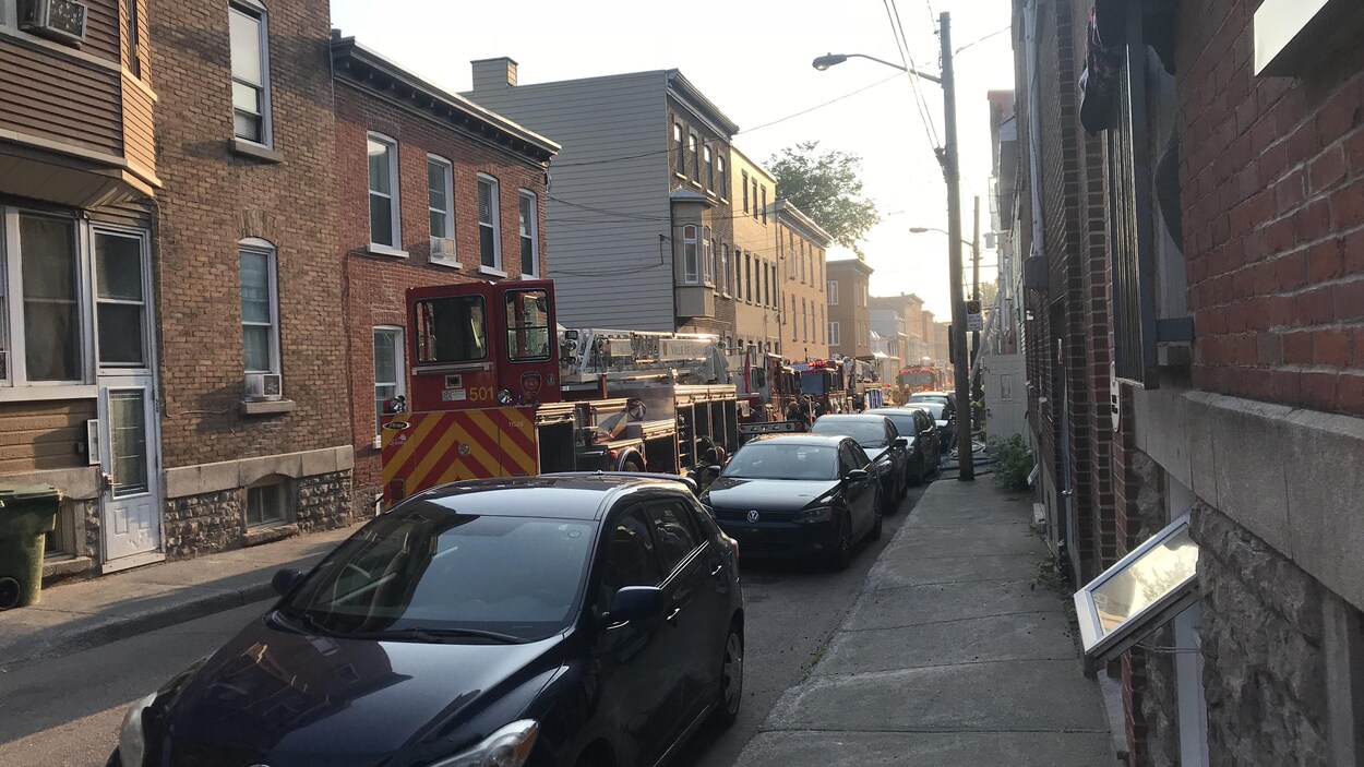 Plusieurs camions de pompiers sur la rue de La Salle.