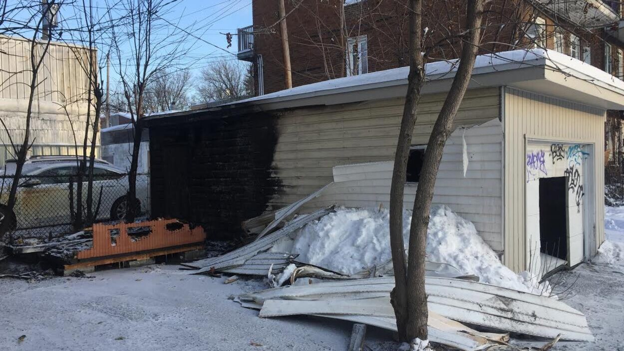 L'incendie a entièrement détruit un spa en plus d'endommager un garage.