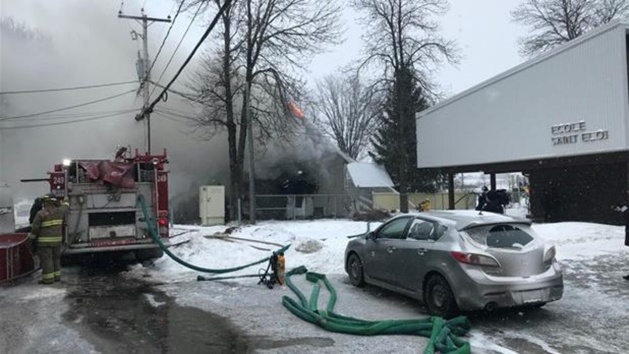 Les pompiers combattent un incendie dans une résidence de Saint-Éloi.