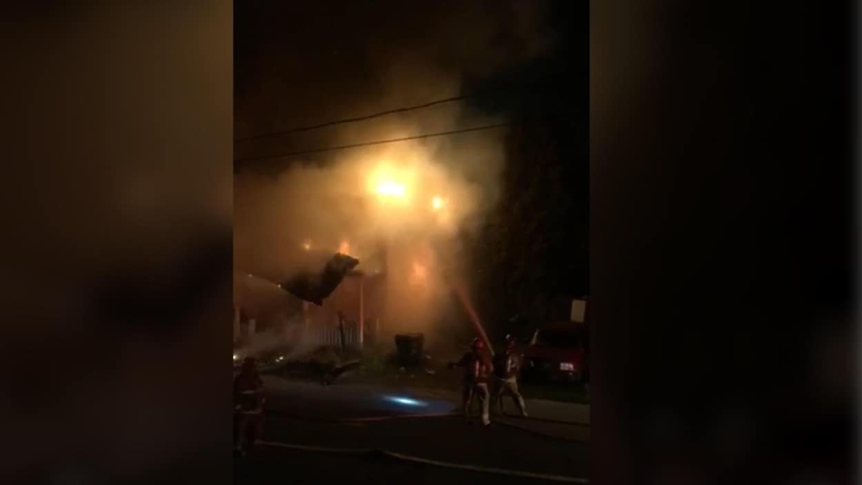 Un duplex a été complètement détruit dans un incendie qui s'est déclaré vers 5h dimanche matin sur la rue Marchildon à Saint-Tite.