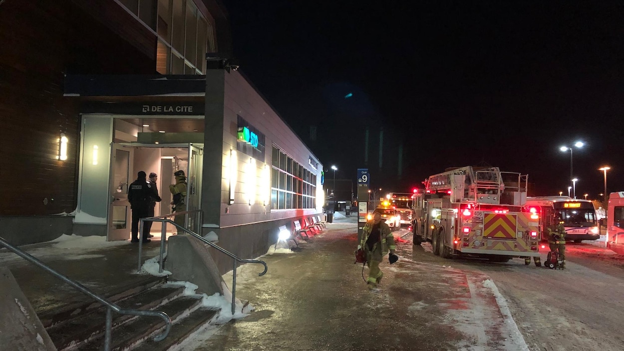 Des pompiers et des policiers devant la station de la Cité.