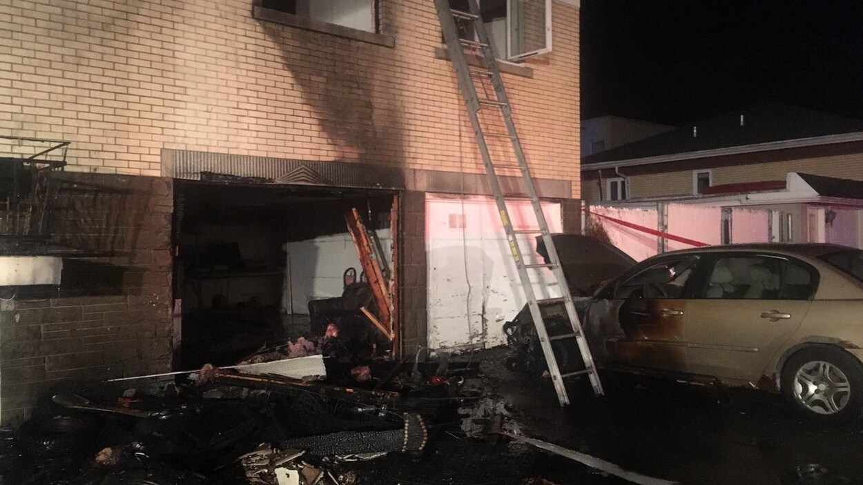 Les pompiers ont installé des échelles aériennes à la toiture.
