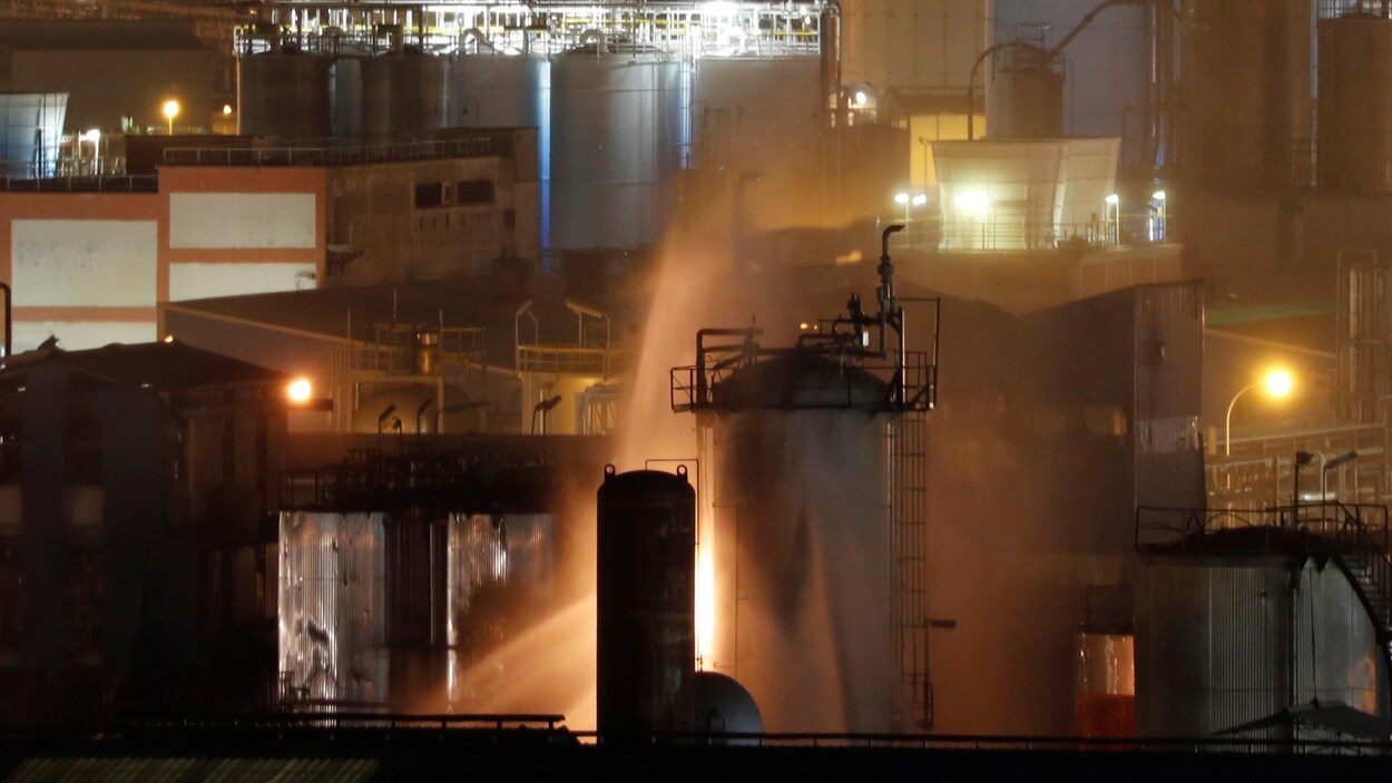 Un incendie est photographié dans une usine chimique.