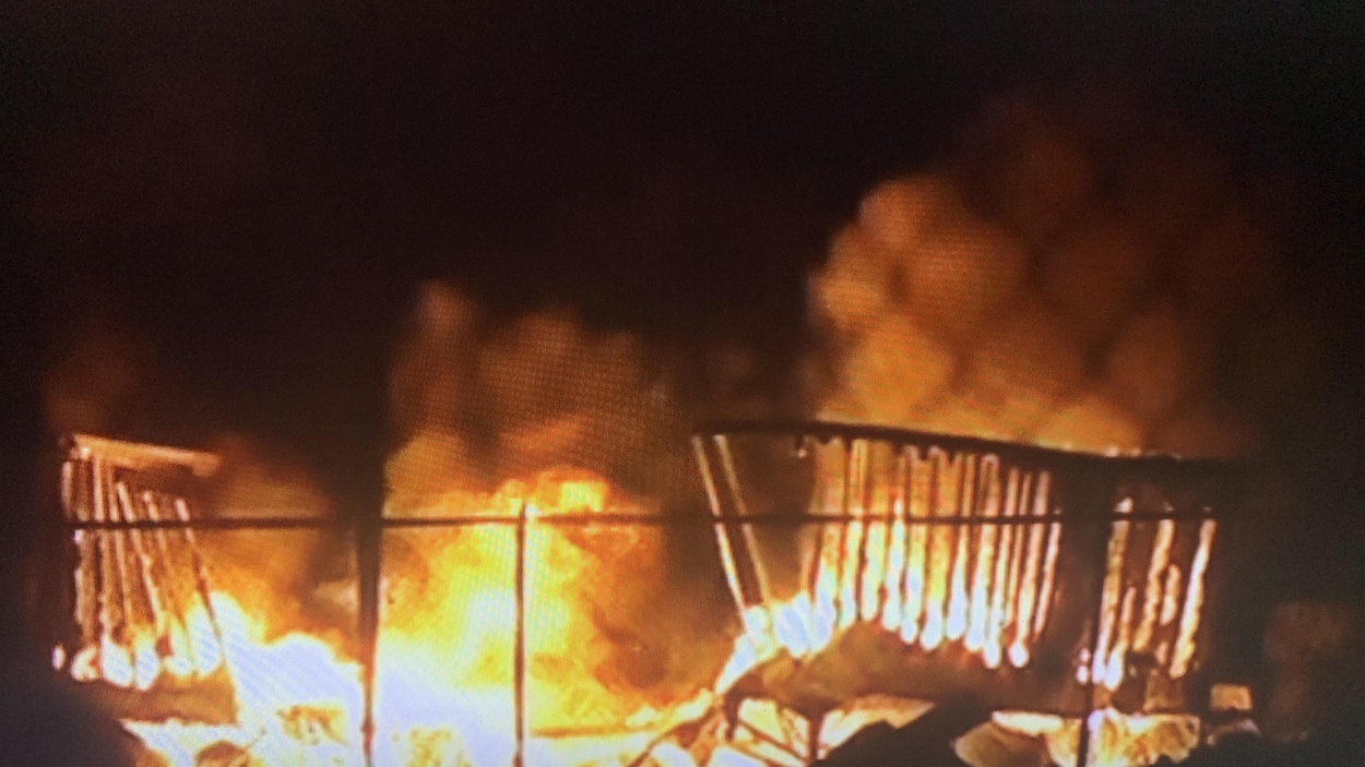 Une usine incendiée à Shippagan, en mai 2003