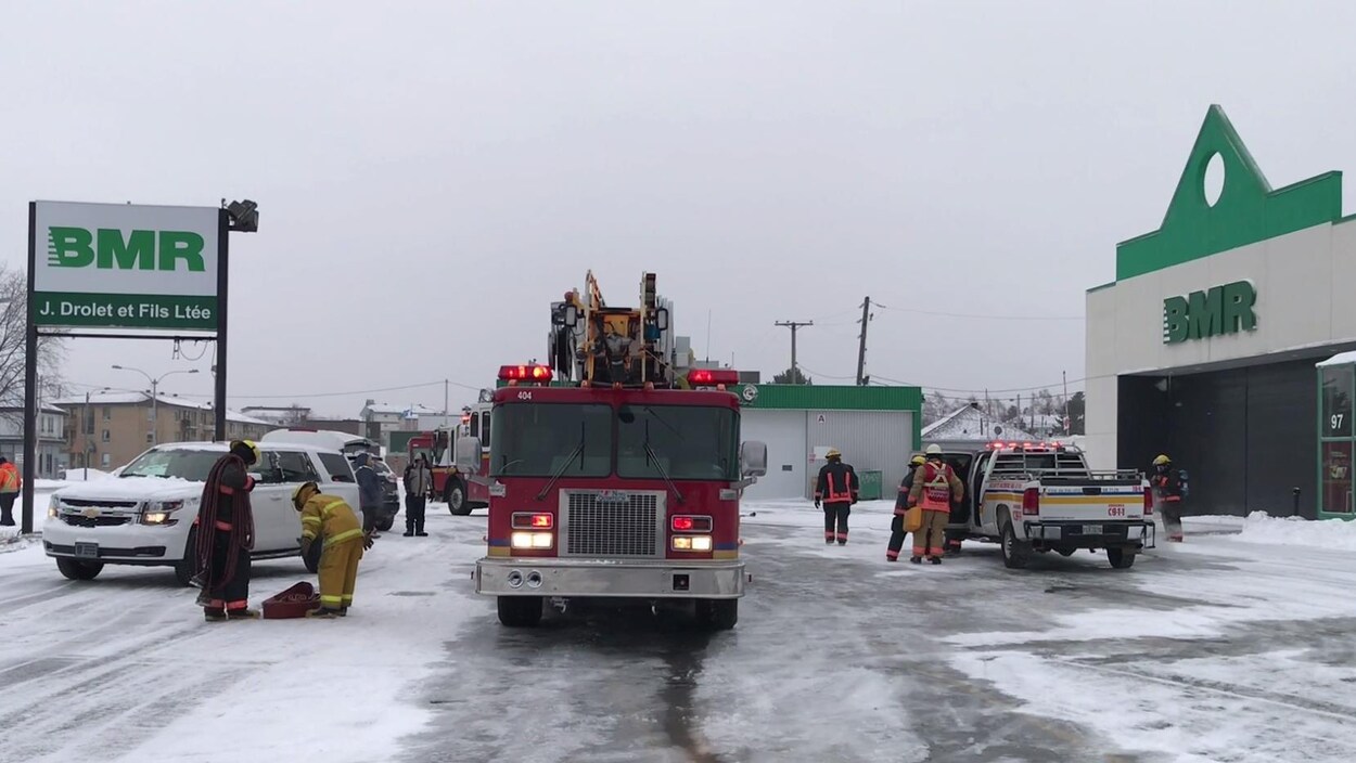 Une vingtaine de pompiers ont combattu l'incendie au BMR de Val-d'Or. Une vingtaine de pompiers ont combattu l'incendie au BMR de Val-d'Or.