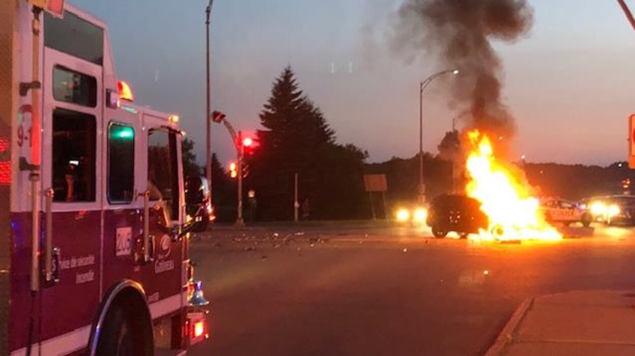 Une voiture incendiée.