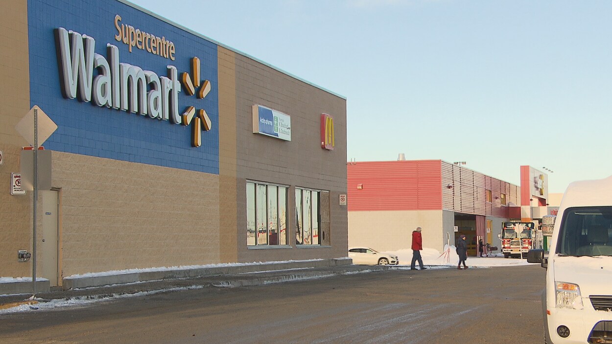 Le restaurant McDonald's est situé dans le magasin Walmart. Le restaurant McDonald's est situé dans le magasin Walmart.