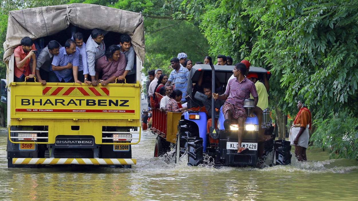 Pendant que les personnes touchées par les inondations sont secourues dans un tracteur, à droite, des bénévoles se rendent à Kainakary, dans le district d'Alappuzha, dans l'État du Kerala. Pendant que les personnes touchées par les inondations sont secourues dans un tracteur, à droite, des bénévoles se rendent à Kainakary, dans le district d'Alappuzha, dans l'État du Kerala.