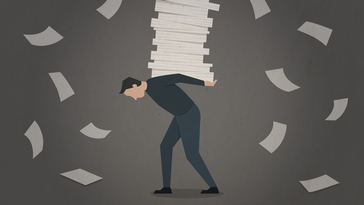 Illustration d'homme qui tient une pile de papiers sur son dos.
