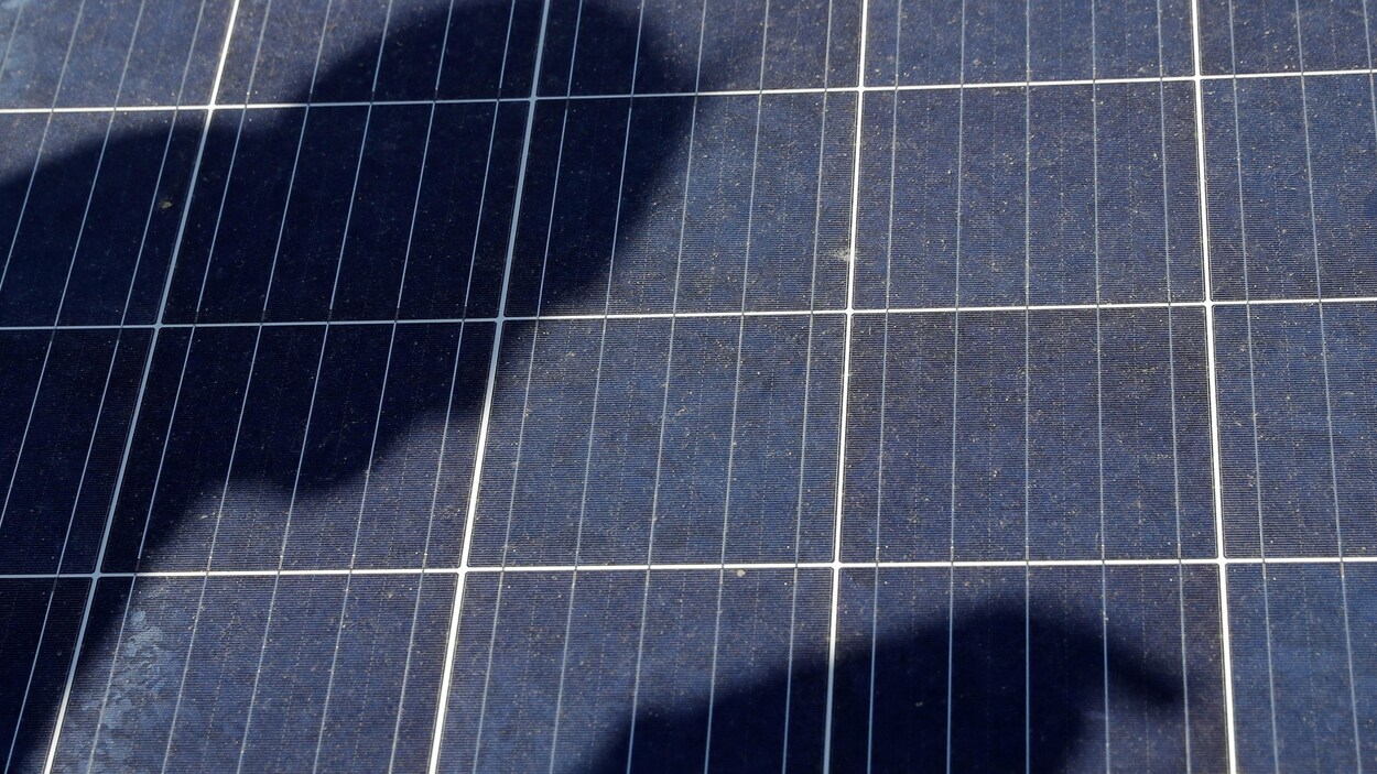 L'ombre d'une personne sur un panneau solaire.