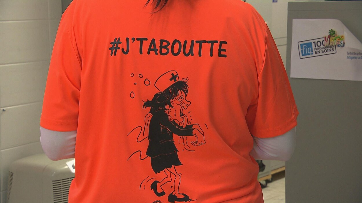 Un t-shirt sur lequel il est écrit « #J'TABOUTTE ».