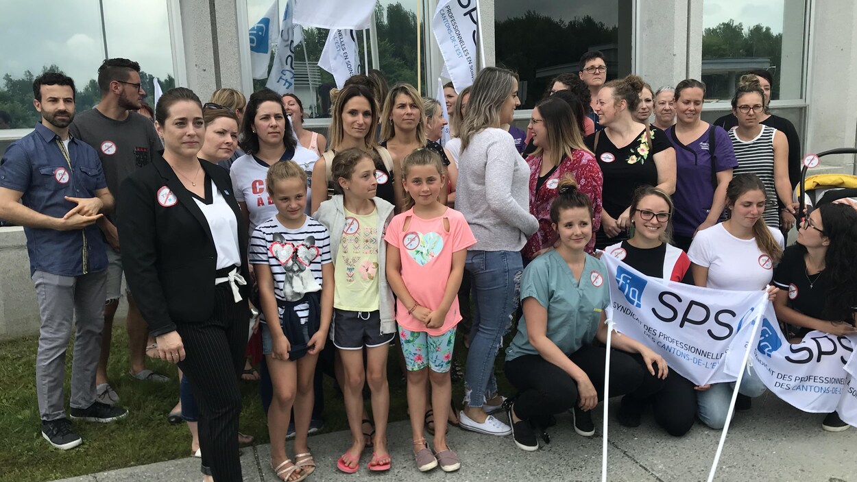 Un groupe d'infirmières devant le CHUS-Fleurimont.