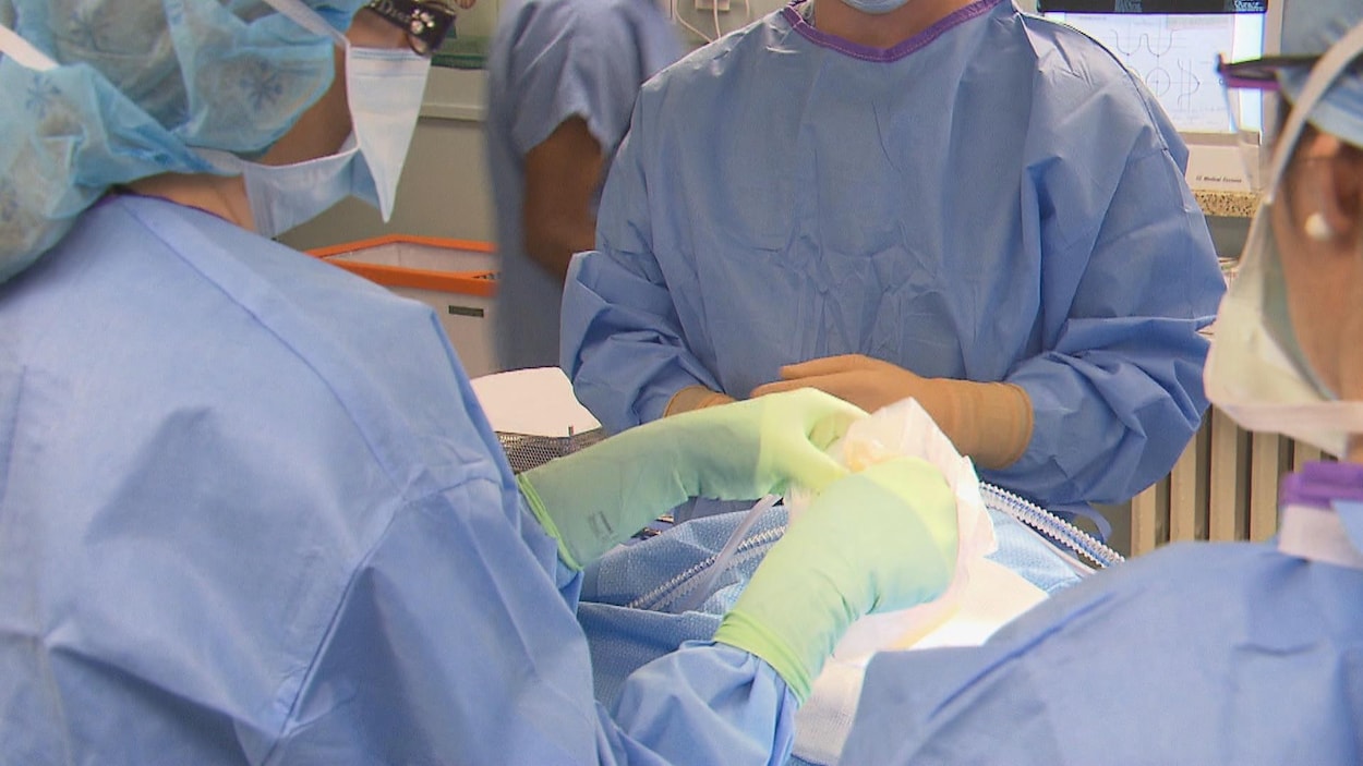 Du personnel médical pratiquant en bloc opératoire.