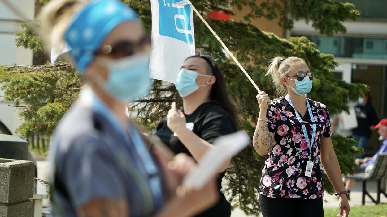 Des infirmières manifestent devant l'hôpital de Rimouski.