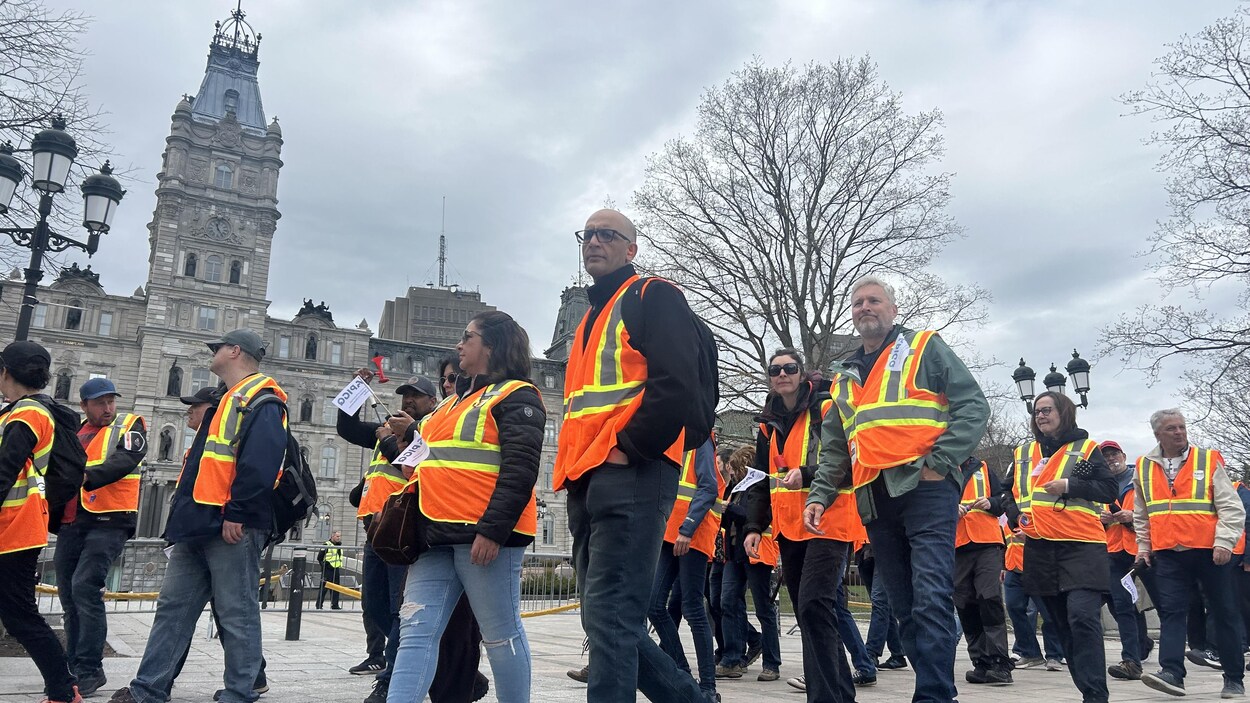 Des centaines d’ingénieurs de l’État manifestent dans les rues de Québec