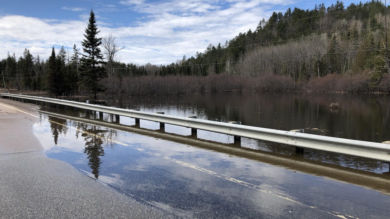 Une route avec de l'eau dessus.