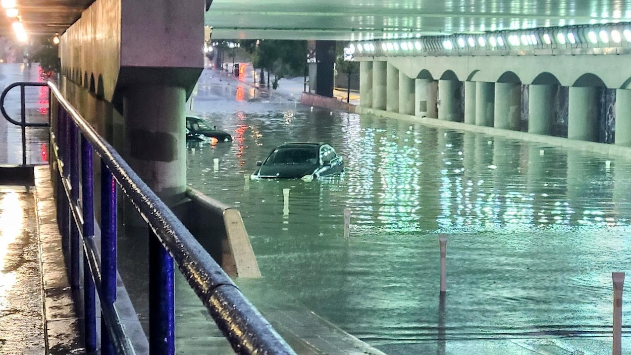 Un orage « extrêmement dangereux » s'abat sur Toronto, selon Environnement Canada