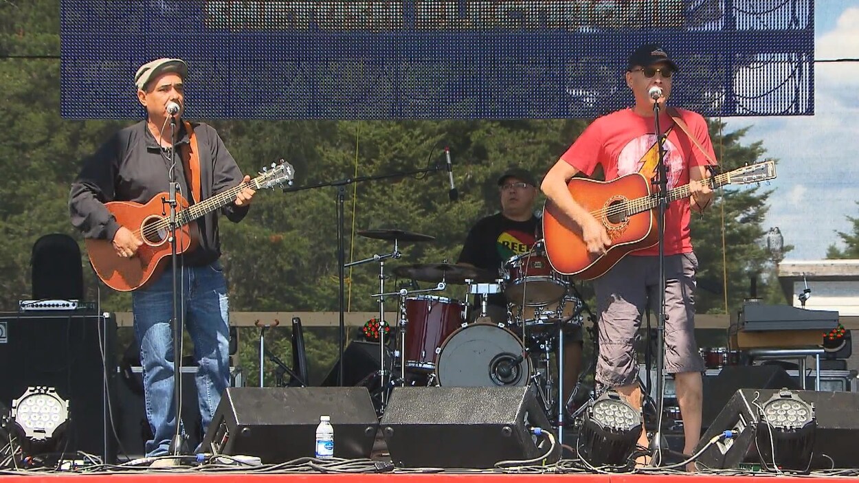 Florent Vollant et Claude McKenzie sur scène.
