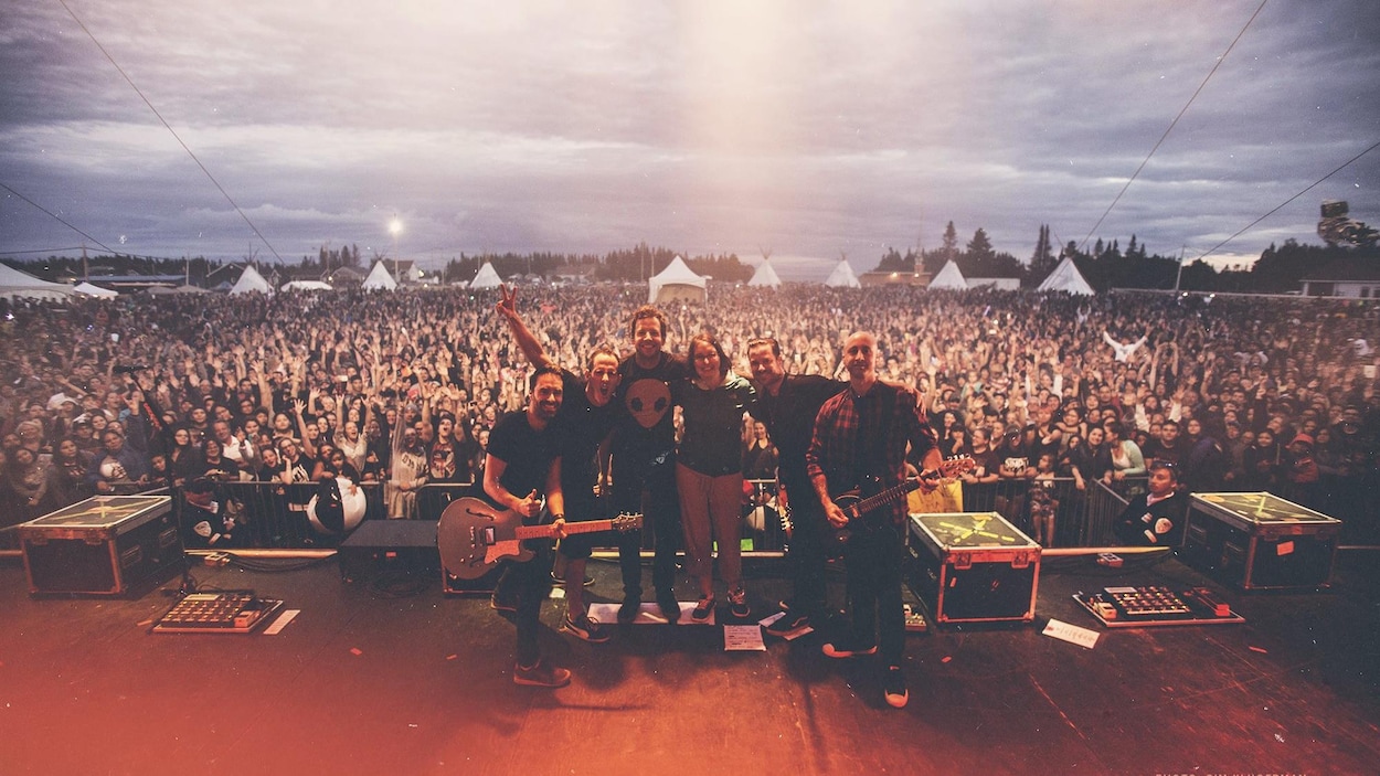 Le groupe Simple Plan sur la scène du festival Innu Nikamu, devant une foule en délire.