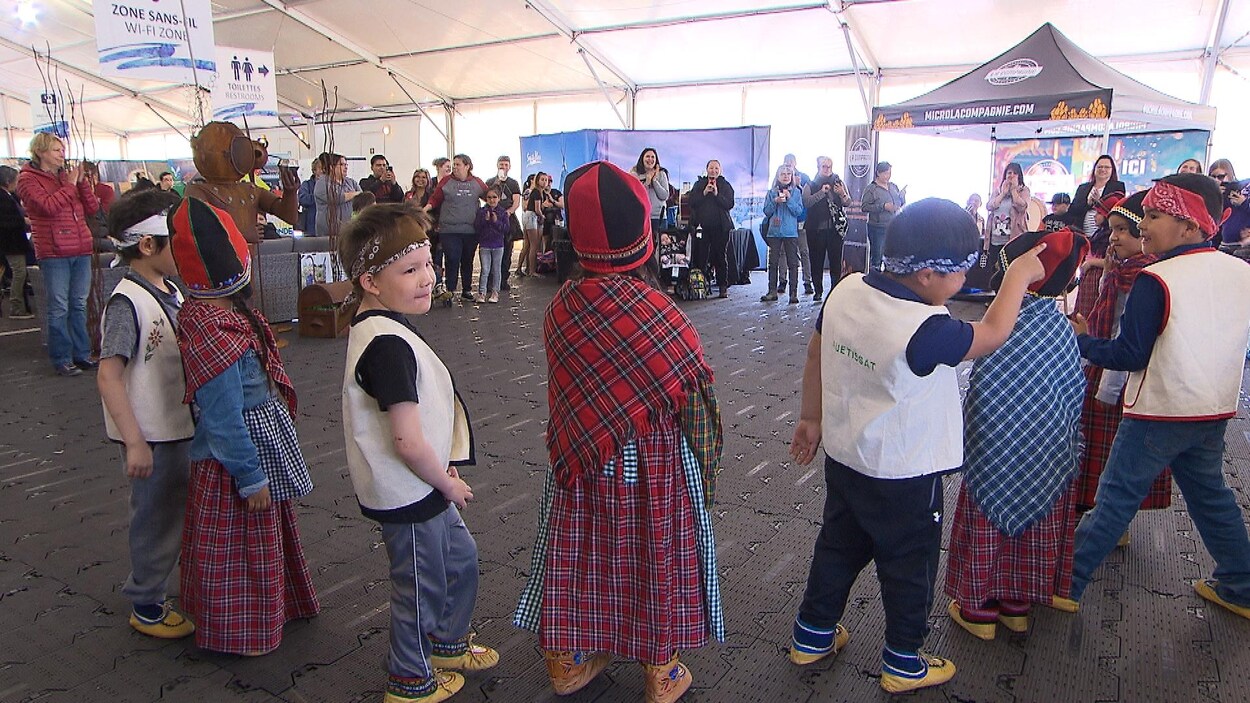 Les jeunes autochtones innus de Uashat Maliotenam préparent le makusham, une danse traditionnelle pour le plaisir des touristes et des photographes