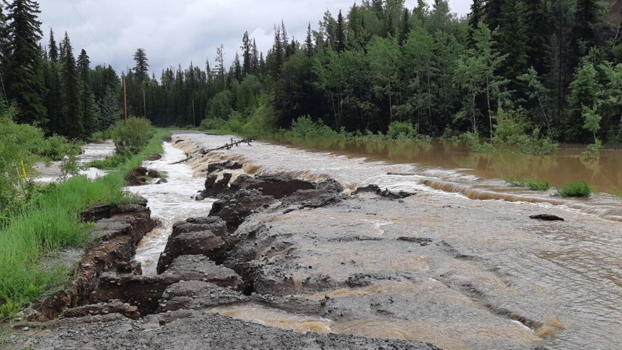 Une route inondée et détruite.
