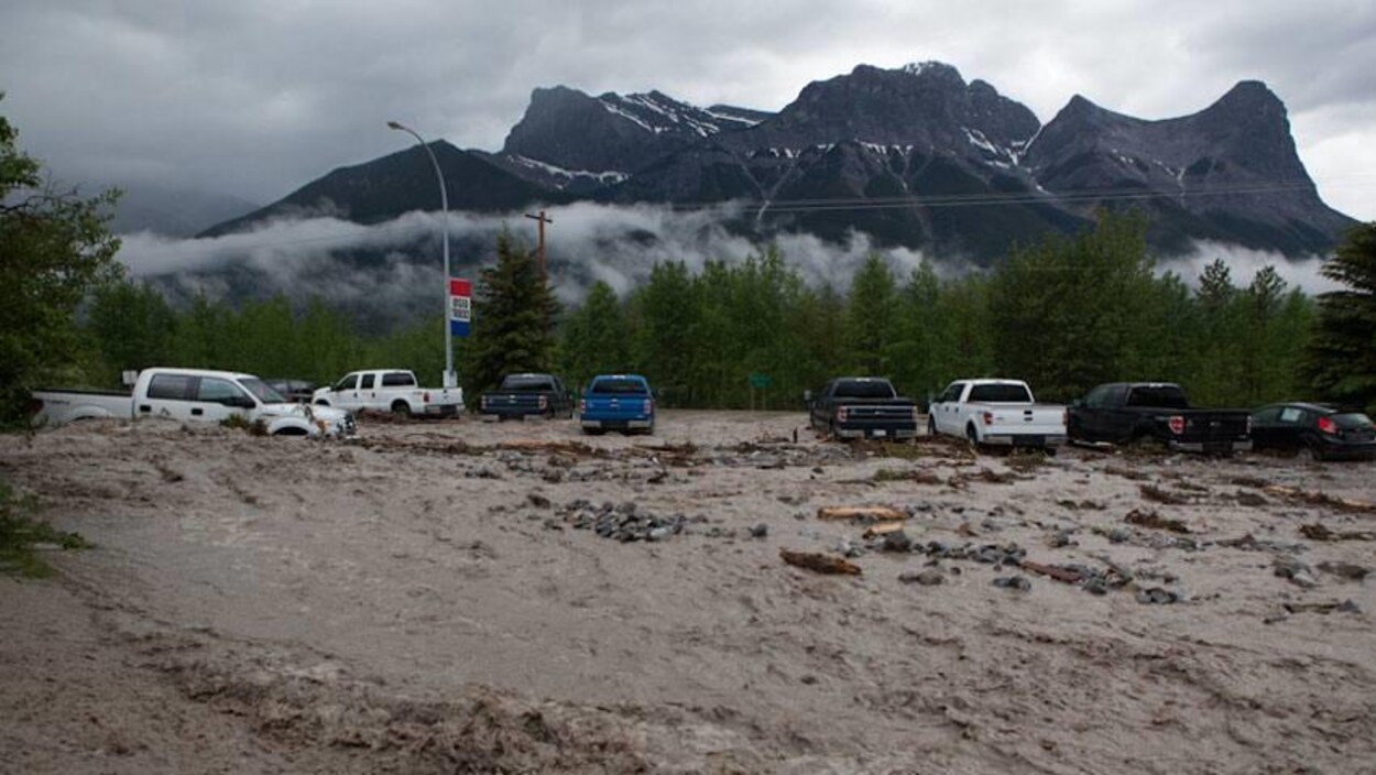 De l'eau boueuse transportant des débris a envahi un concessionnaire automobile à Canmore.