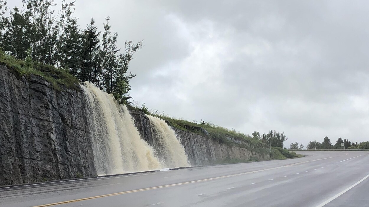 L'excès d'eau se transforme en chute sur le fossé de la route 169.