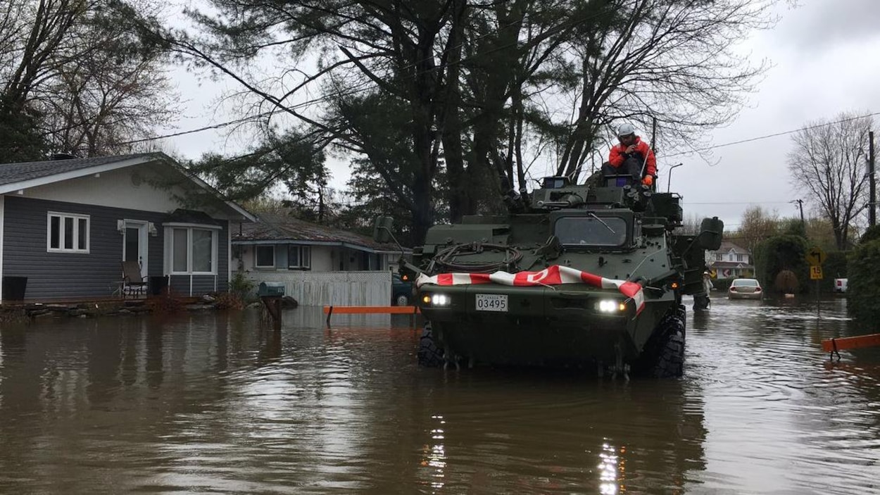 Un véhicule militaire et un soldat