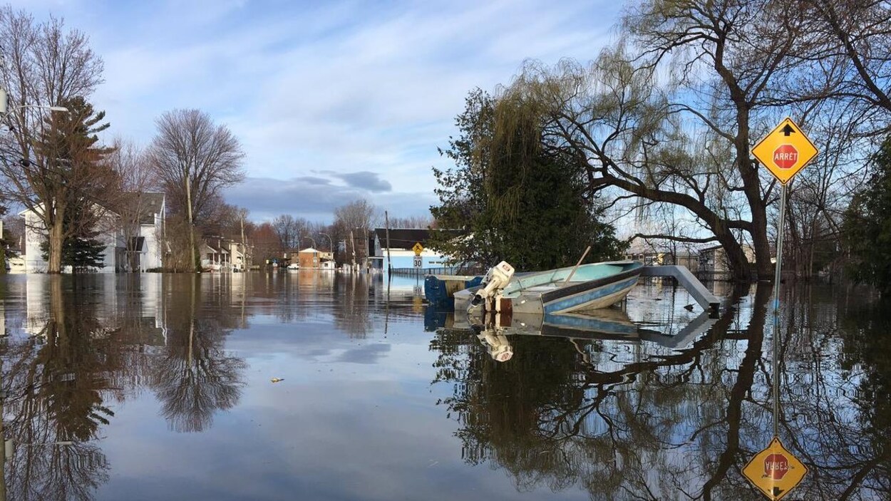 L'eau recouvre complètement les rues autour des maisons.