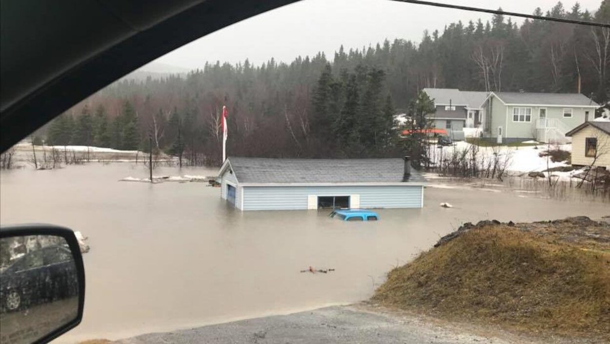 Une maison à moitié submergée. Une maison à moitié submergée.