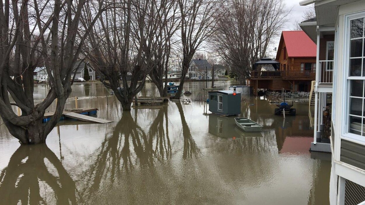 Les résidences situées en bordure du lac Saint-Pierre et de la rivière du Loup à Louiseville sont entourées d'eau. Les résidences situées en bordure du lac Saint-Pierre et de la rivière du Loup à Louiseville sont entourées d'eau.