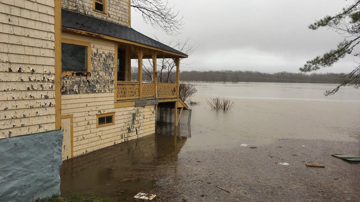 Une maison inondée au bord de l'eau.