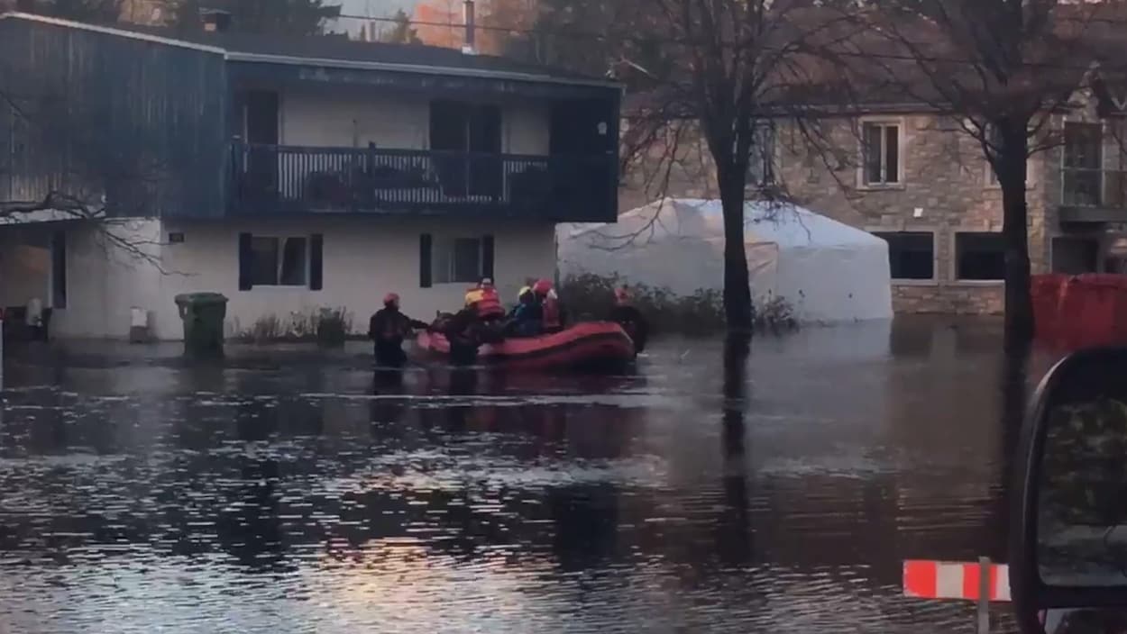 Des pompiers évacuent une garderie en milieu familial de la rue de Champéry à Québec Des pompiers évacuent une garderie en milieu familial de la rue de Champéry à Québec